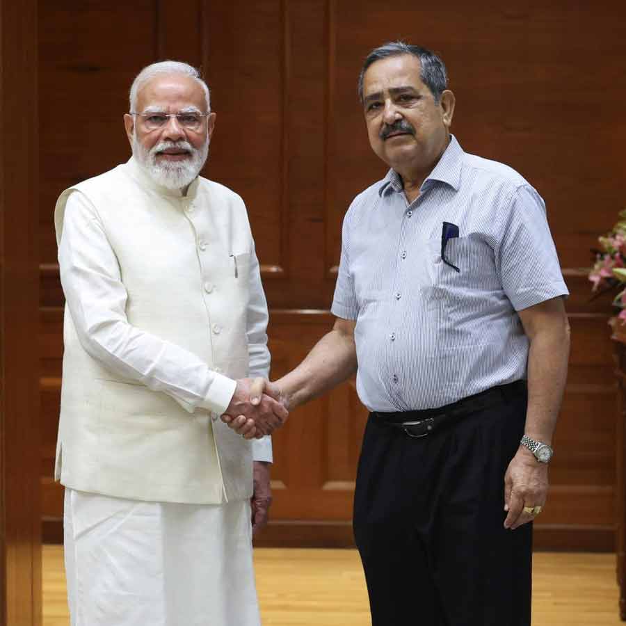 প্রধানমন্ত্রী নরেন্দ্র মোদীর সঙ্গে নীতি আয়োগের ভাইস চেয়ারম্যান অশোক লাহিড়ী।