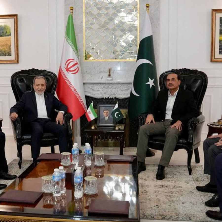 Iran\\\'s foreign minister Abbas Araghchi meets Pakistan Army chief Field Marshal Asim Munir in Islamabad