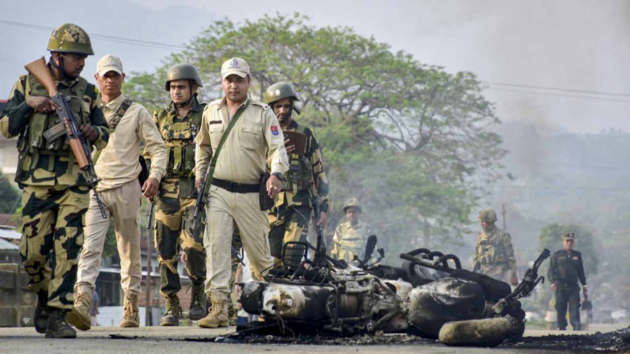 মণিপুরের রাস্তায় নিরাপত্তাবাহিনীর টহল।