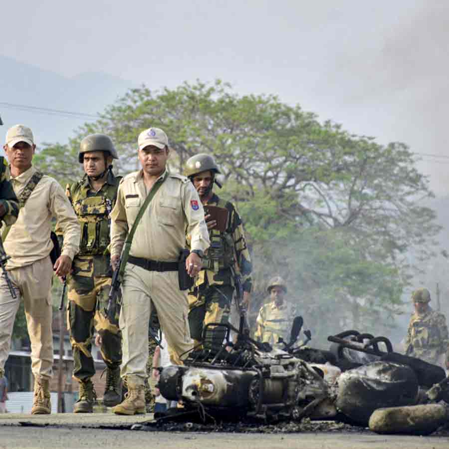 মণিপুরের রাস্তায় নিরাপত্তাবাহিনীর টহল।