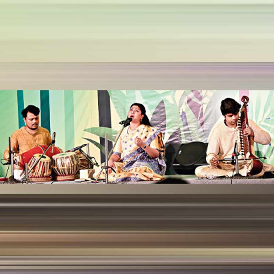 আনন্দ পুরস্কার প্রদান অনুষ্ঠানে গাইছেন অপরাজিতা চক্রবর্তী। এসরাজে তথাগত মিশ্র, তালবাদ্যে তুহিন সেনগুপ্ত। শনিবার।