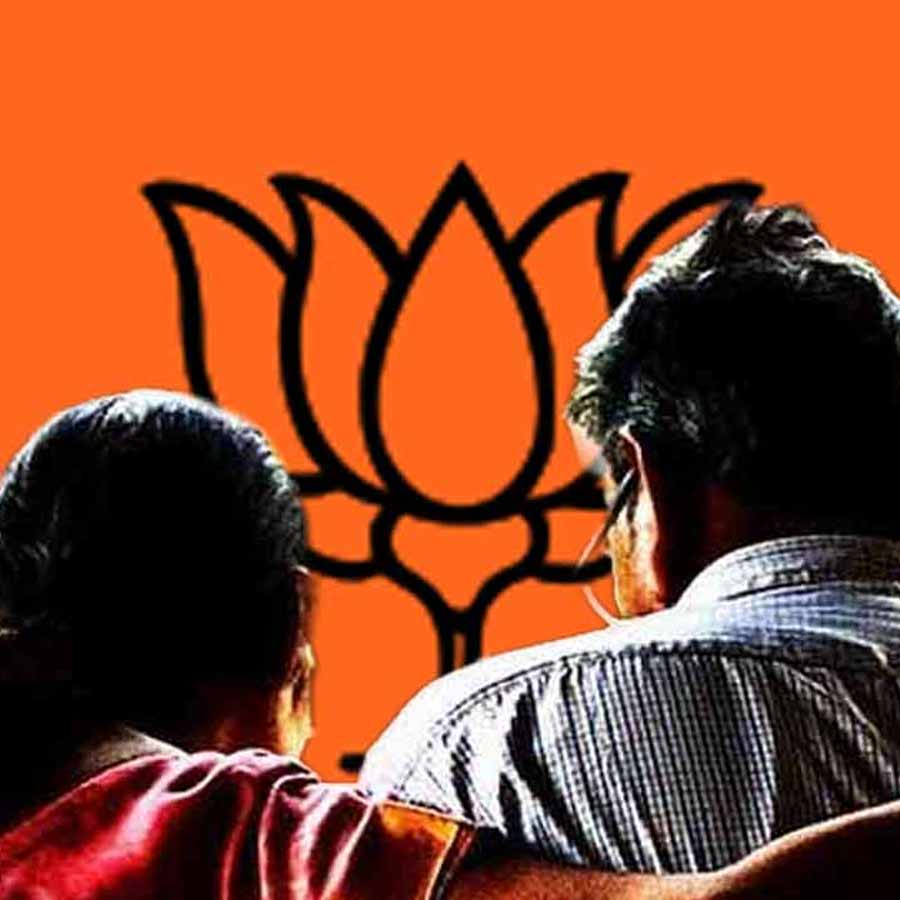 মেয়ে আজ নেই। মা ভোটে লড়ছেন। বাবা আছেন সহযোদ্ধা হয়ে।