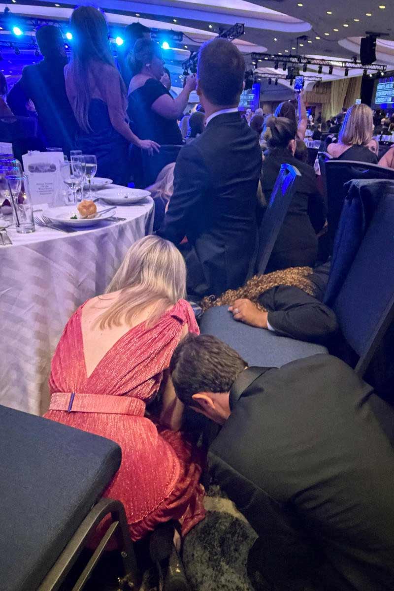 আতঙ্কে টেবিলের নীচে লুকোনোর চেষ্টায় অতিথিরা।