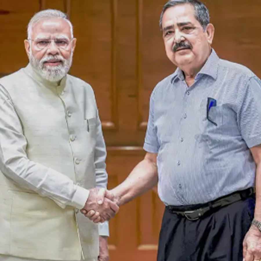 প্রধানমন্ত্রী নরেন্দ্র মোদীর সঙ্গে নীতি আয়োগের নবনিযুক্ত ভাইস চেয়ারম্যান অশোক লাহিড়ী।