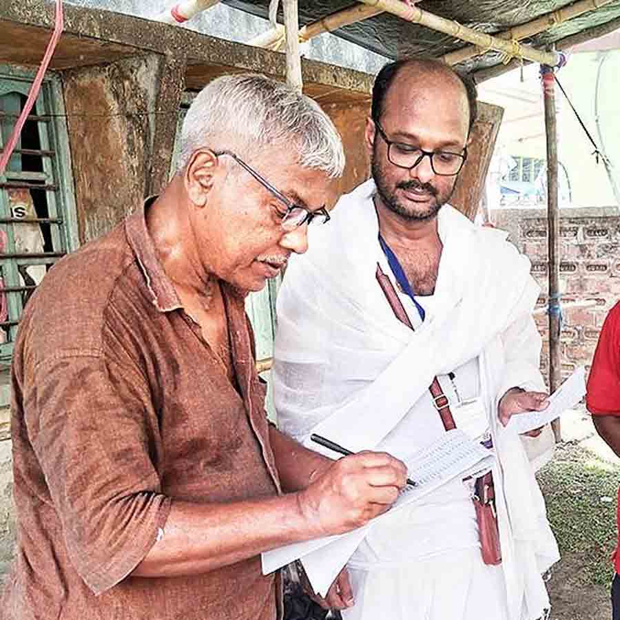 ভোটের কাজে বিএল‌ও তুষার কান্তি পাল।