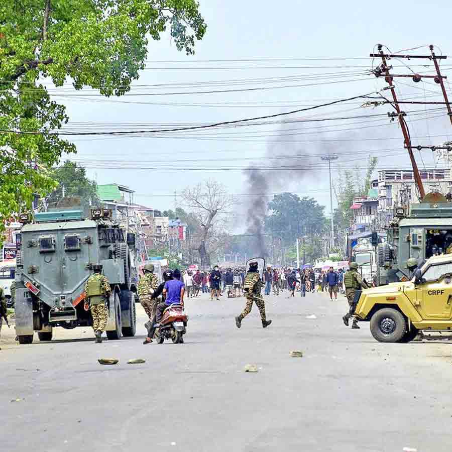 মণিপুরে স্থায়ী শান্তি প্রতিষ্ঠার দাবিতে মুখ্যমন্ত্রীর বাসভবনের দিকে যাওয়ার পথে মেইতেইদের একটি প্রতিনিধিদলকে