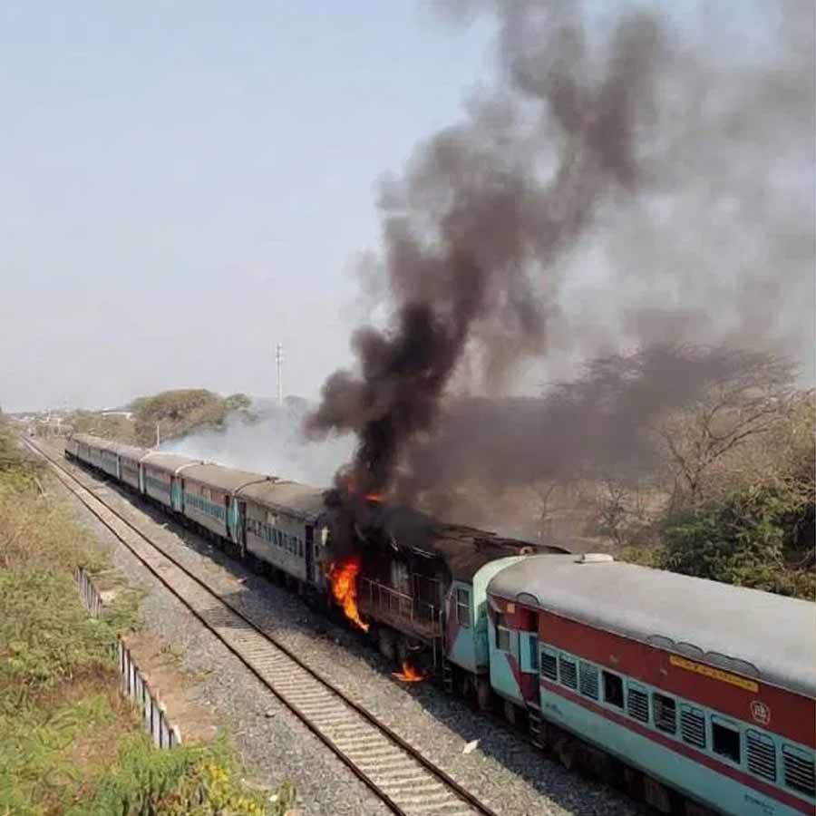 Fire engulfs Charminar Express in Telangana dgtl