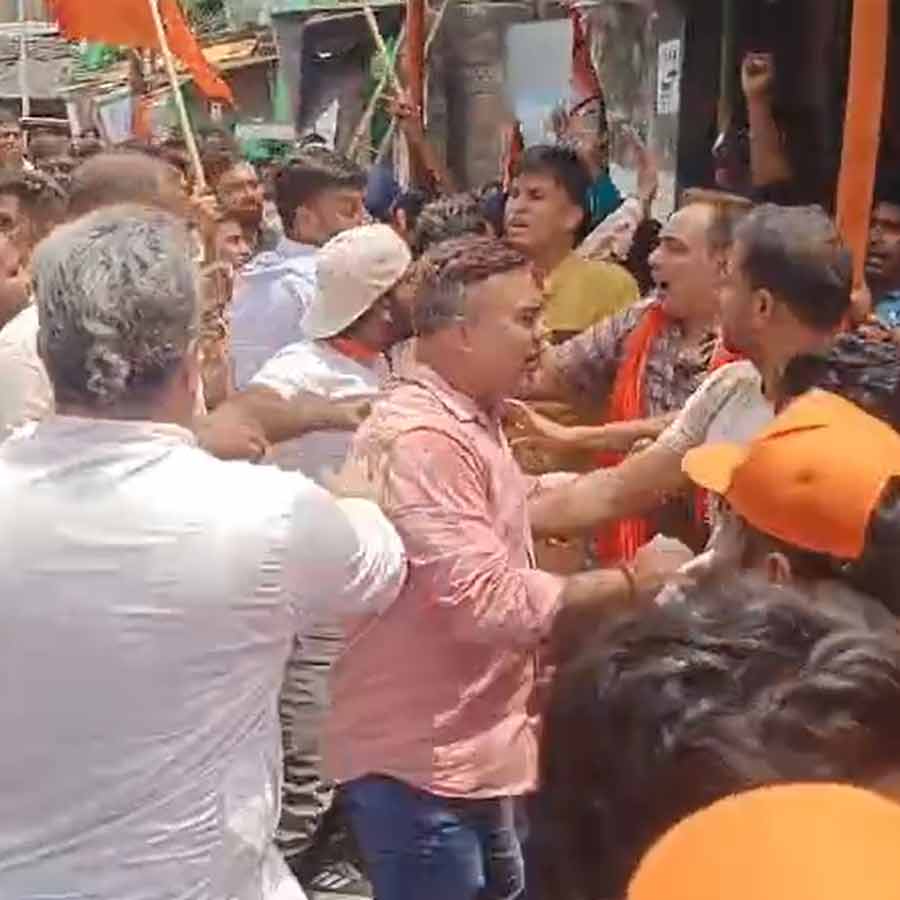 TMC-BJP clash in Howrah over Ravi Kishan\\\'s road show