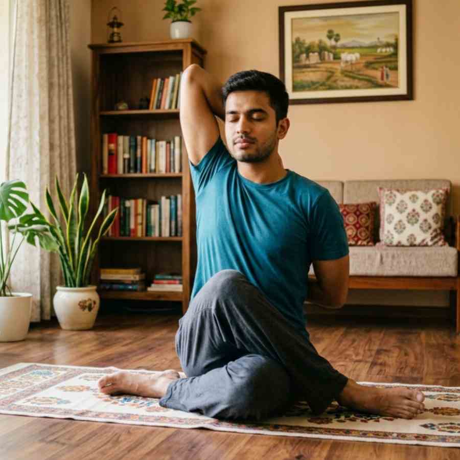 অফিসে বসে ক্লান্তি বাড়ছে, দূর করার সহজ কিছু আসন জেনে নিন।