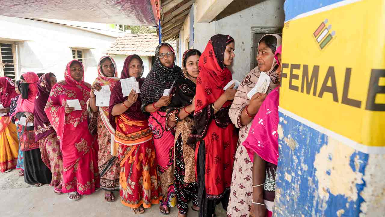 প্রথম দফার ভোটে নন্দীগ্রামের একটি বুথে মহিলা ভোটারদের লাইন।