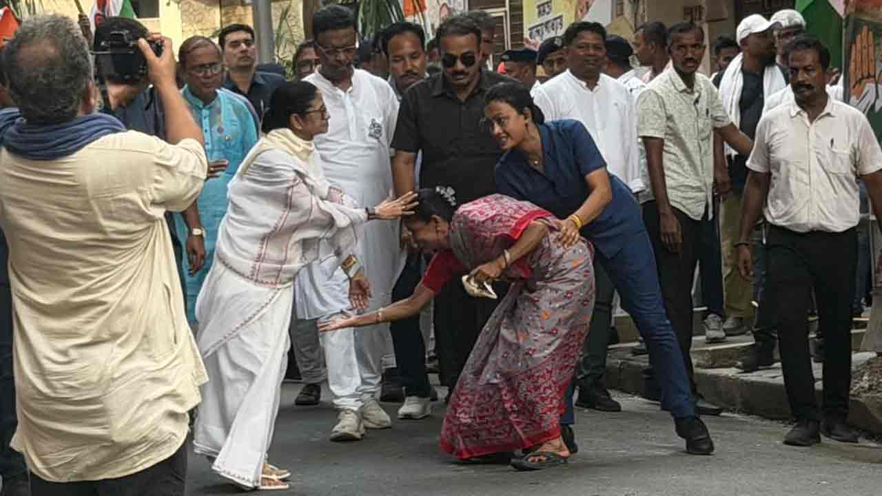 পদযাত্রার মাঝেই এক মহিলা ভিড় ঠেলে এসে মমতা বন্দ্যোপাধ্যায়ের পা ছুঁয়ে প্রণাম করেন।