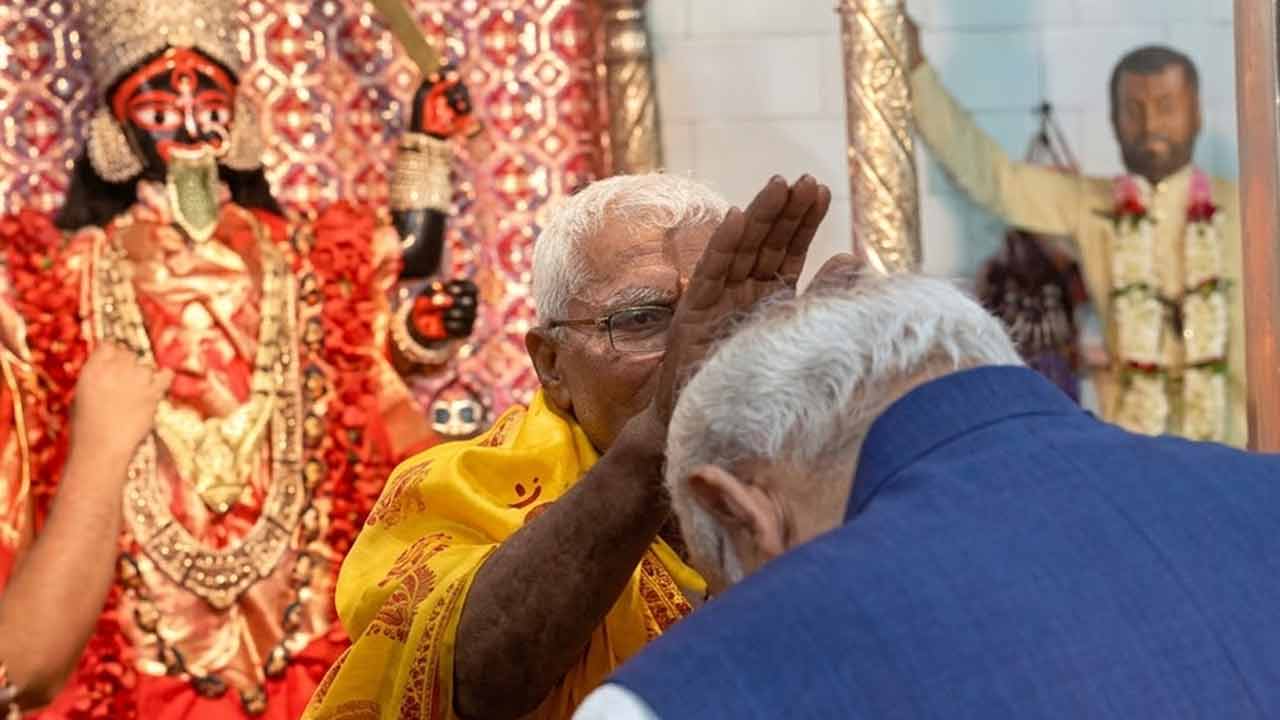 ঠনঠনিয়া কালীবাড়িতে প্রধানমন্ত্রী নরেন্দ্র মোদী। রবিবার বিকেলে।