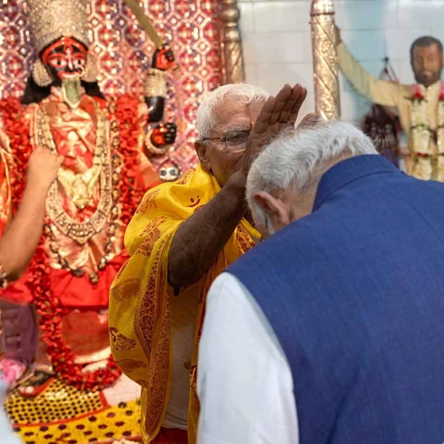 PM Narendra Modi visited Thanthania Kali Temple before starting road show in North Kolkata dgtl