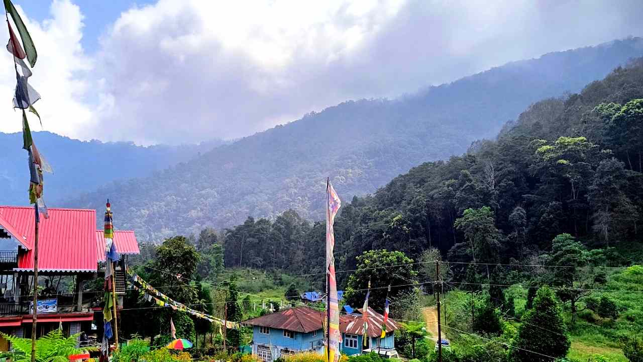 পাহাড়ের কোলে শান্তির ঠিকানা।