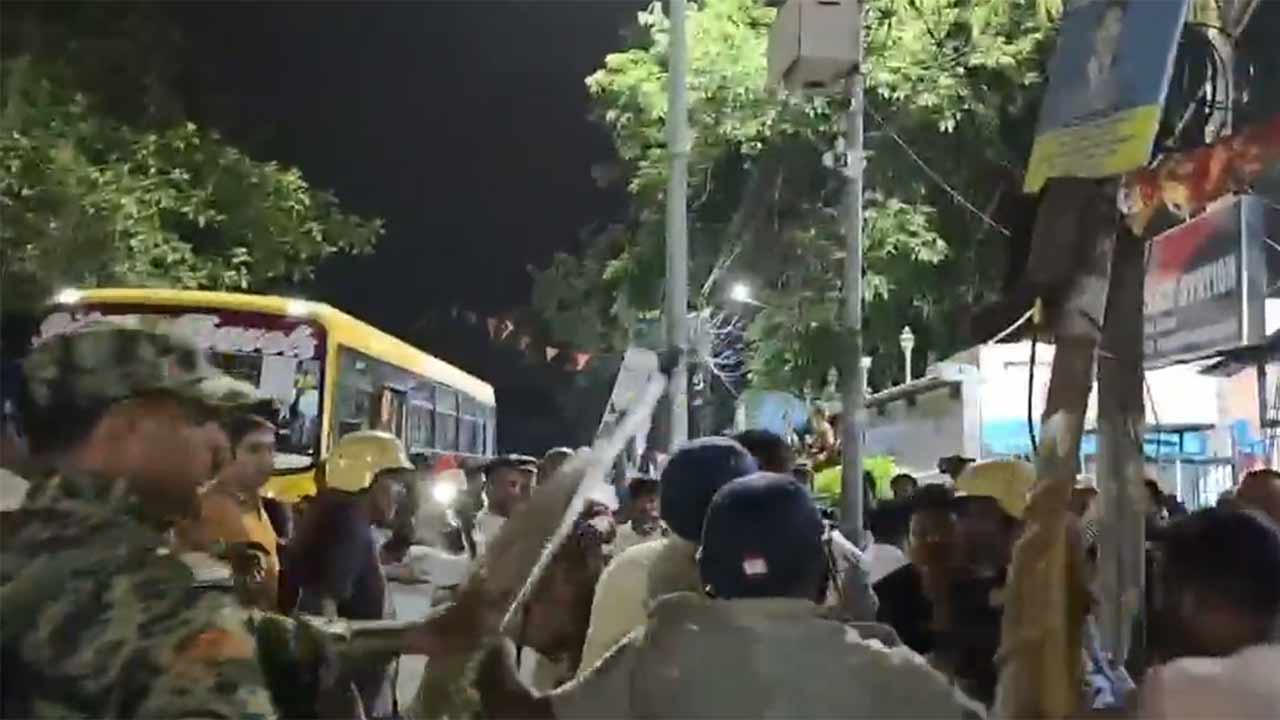 পুলিশের লাঠি চার্জ জগদ্দলে।