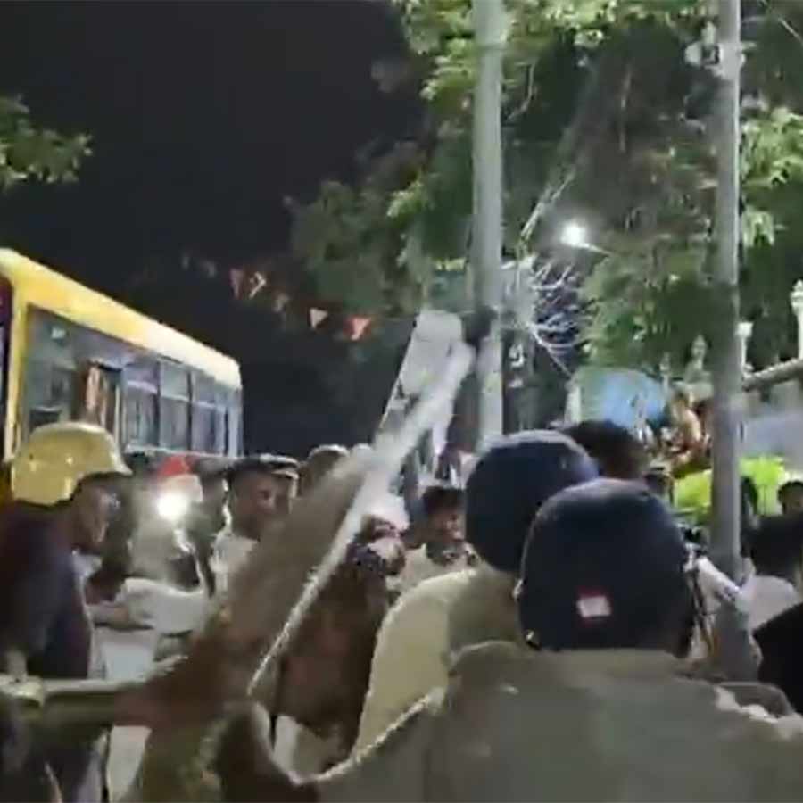 পুলিশের লাঠি চার্জ জগদ্দলে।