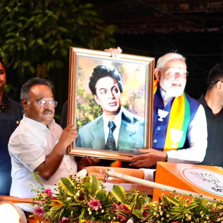 Modi gets a portrait of Uttam Kumar in North Kolkata