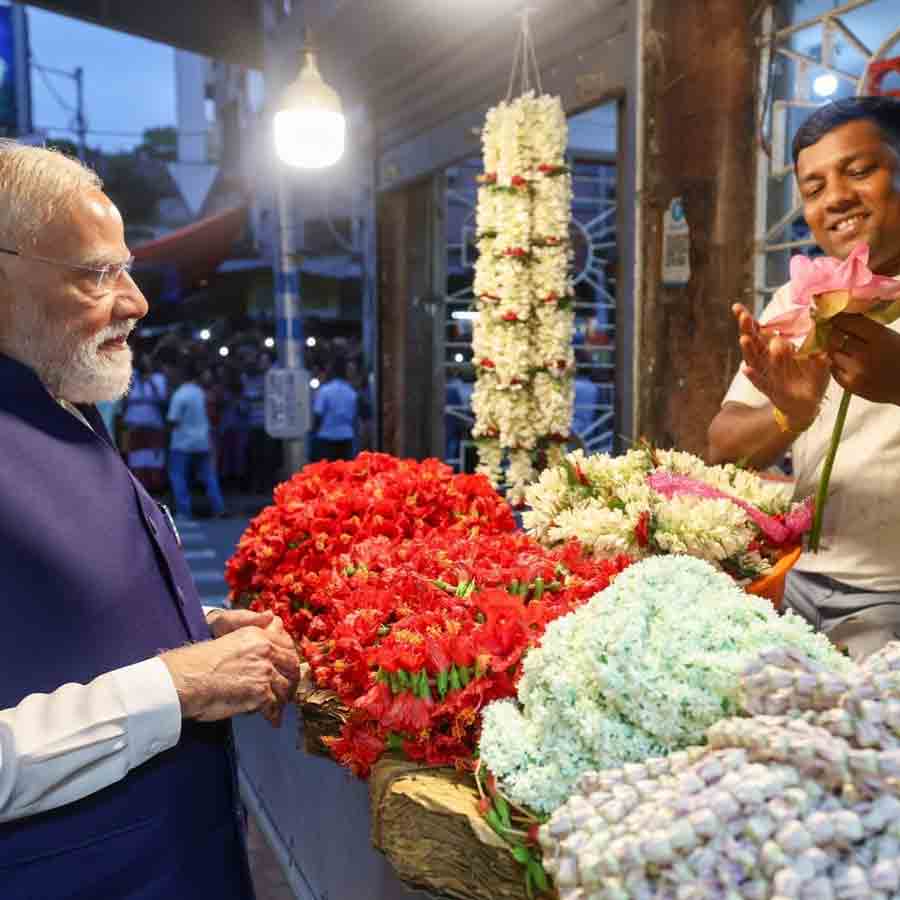 Modi;s road show in city draws huge crowd