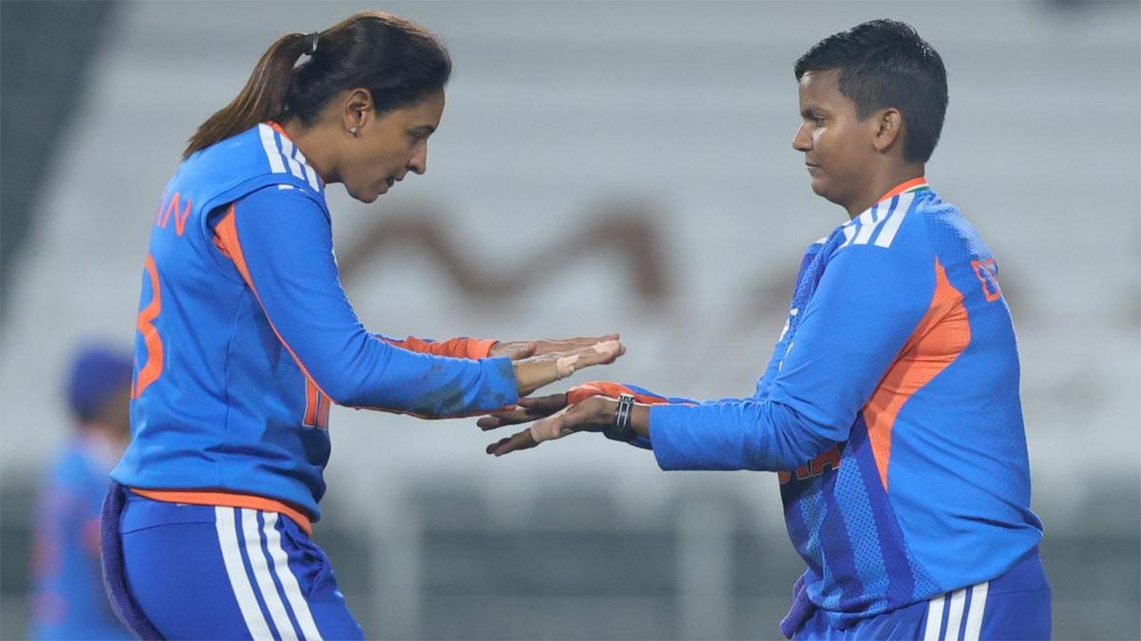 স্বস্তি: উইকেট নিয়ে হরমনপ্রীতের সঙ্গে উৎসব দীপ্তির।