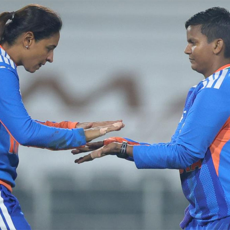 স্বস্তি: উইকেট নিয়ে হরমনপ্রীতের সঙ্গে উৎসব দীপ্তির।