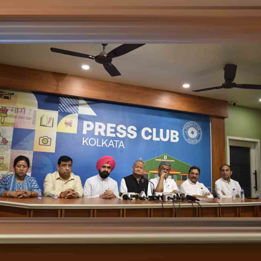 কলকাতা প্রেস ক্লাবে রাজস্থানের প্রাক্তন মুখ্যমন্ত্রী অশোক গহলৌত ও কংগ্রেসের অন্য নেতারা।