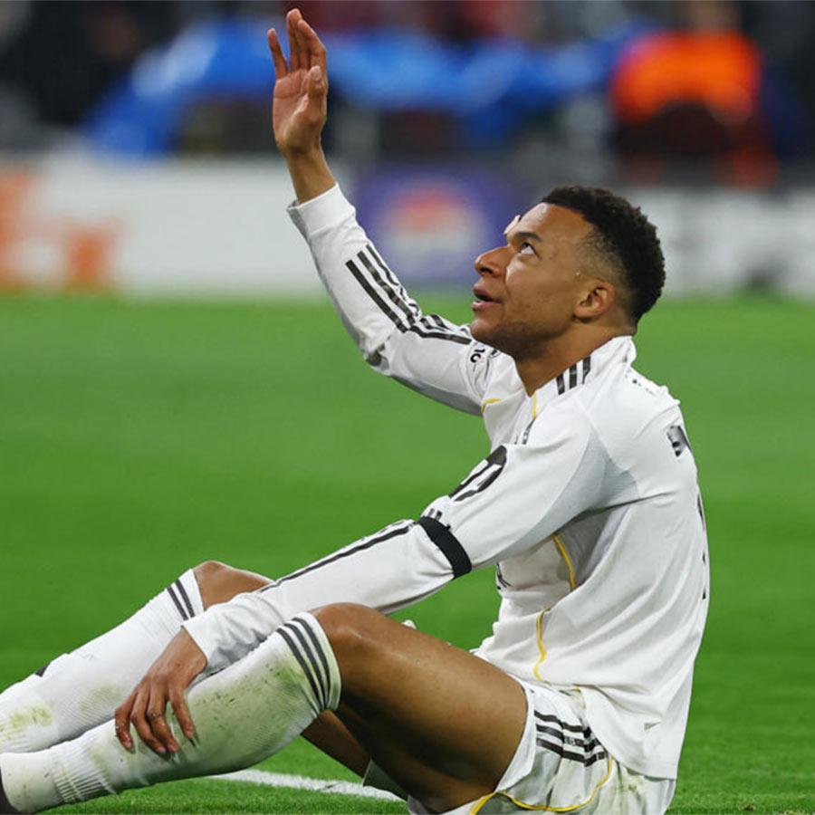 ধাক্কা: হ্যামস্ট্রিংয়ের চোটে কাবু কিলিয়ান এমবাপে।