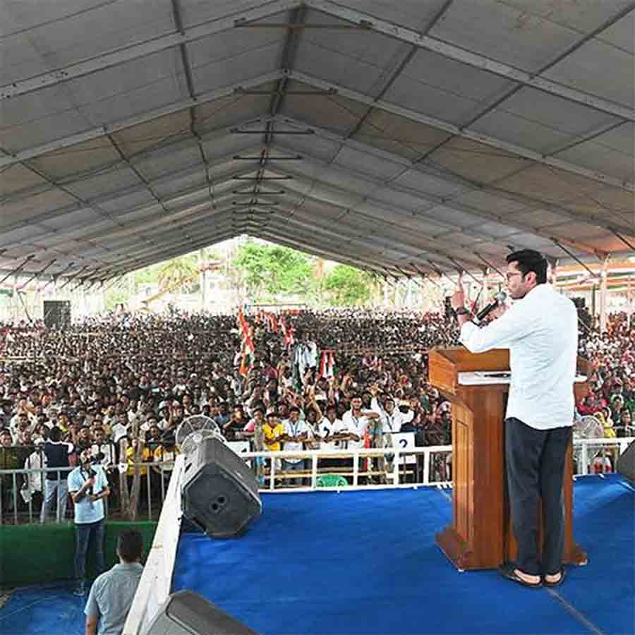 উস্তিতে অভিষেক।