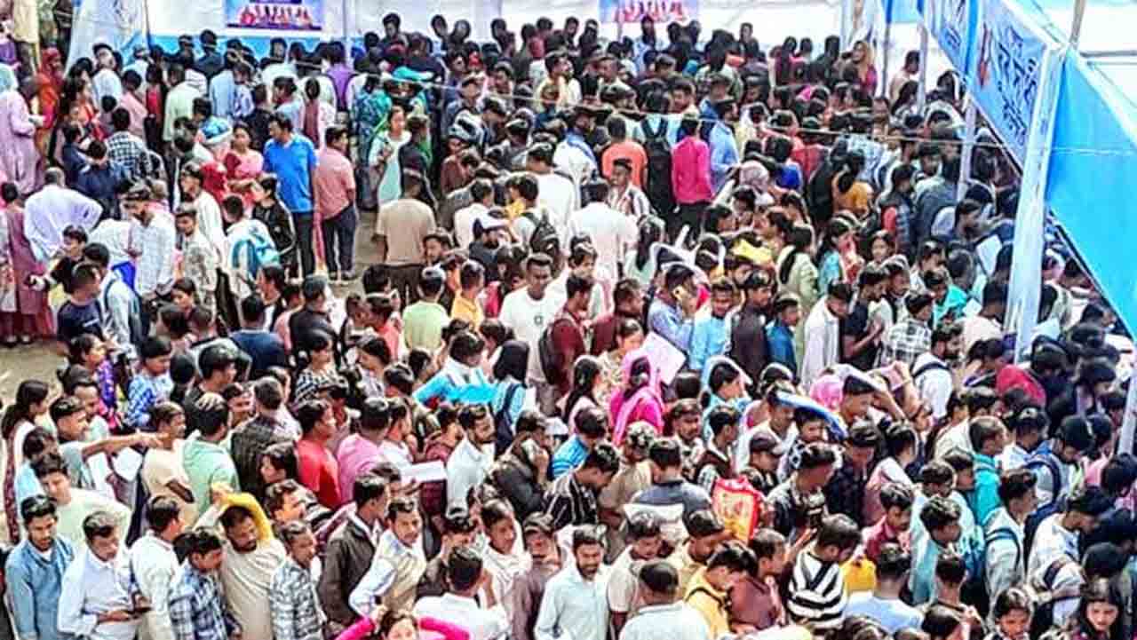 গ্রহীতা: যুব সাথী ভাতার আবেদন শিবিরে উপচে-পড়া ভিড়, ময়নাগুড়ি, ১৭ ফেব্রুয়ারি।