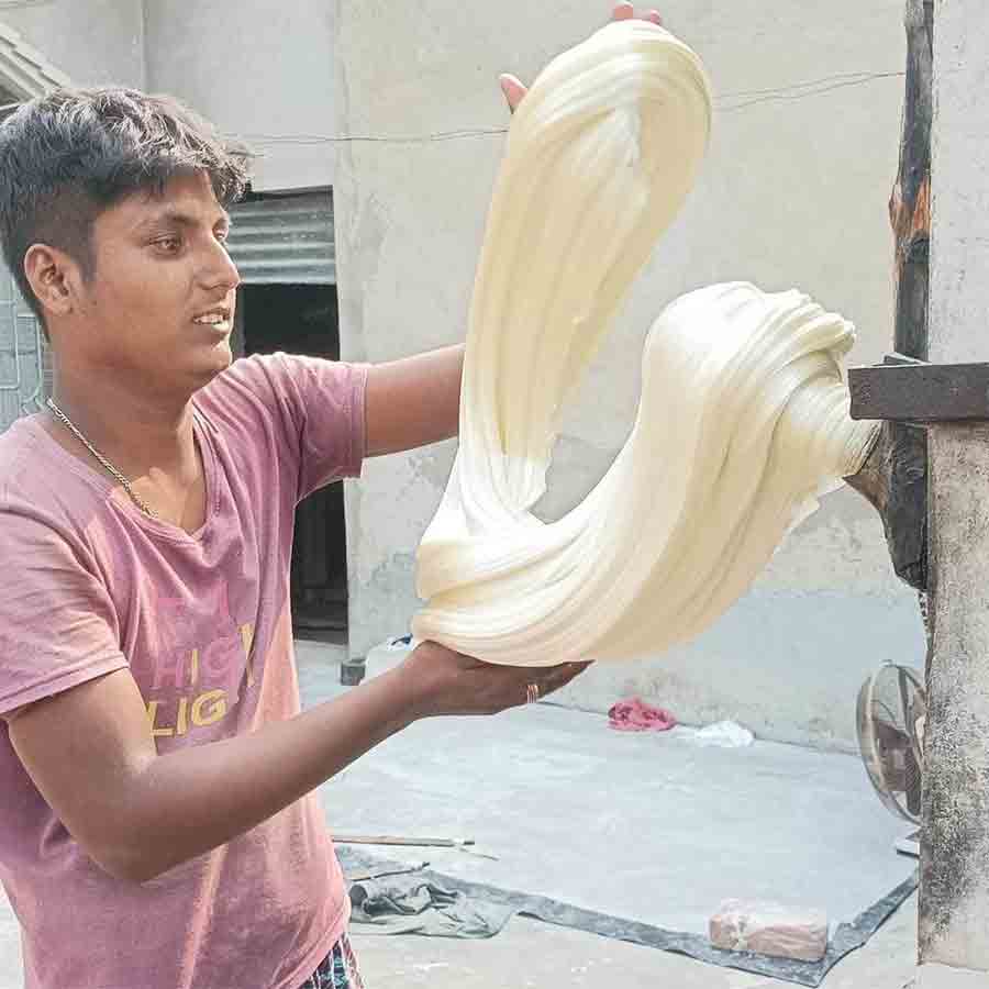 তৈরি হচ্ছে কদমা।