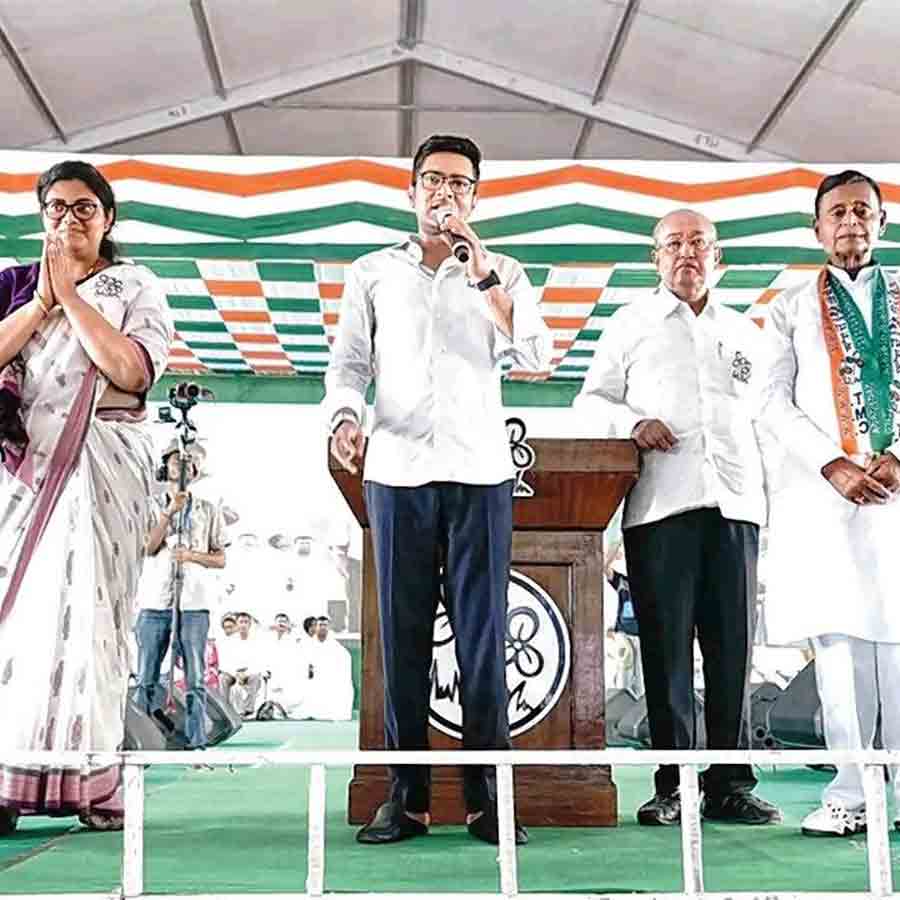 পূর্বস্থলীর সভায় প্রার্থীদের সঙ্গে অভিষেক বন্দ্যোপাধ্যায়।