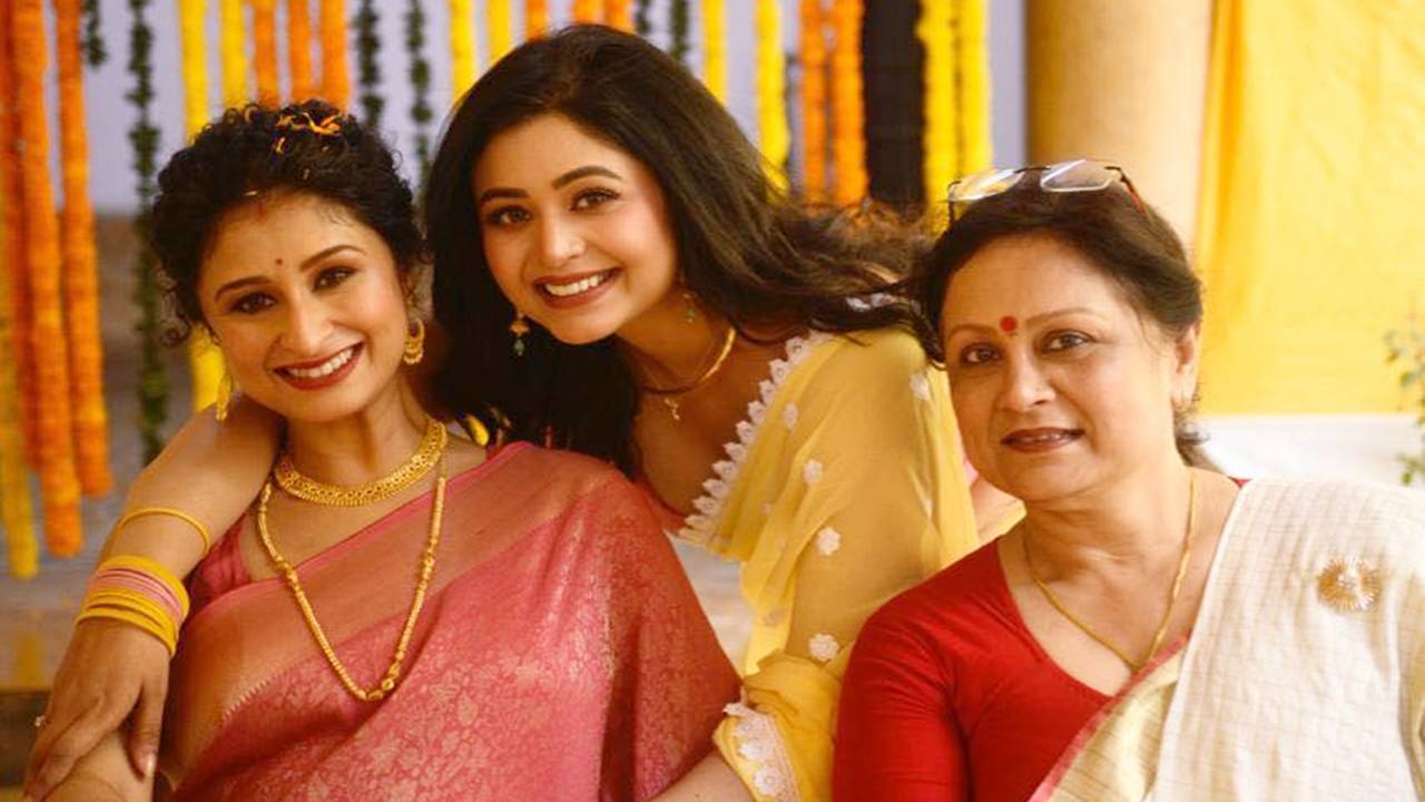 দুই কন্যা চিত্রাঙ্গদা শতরূপা এবং ঋতাভরী চক্রবর্তীর সঙ্গে শতরূপা সান্যাল।