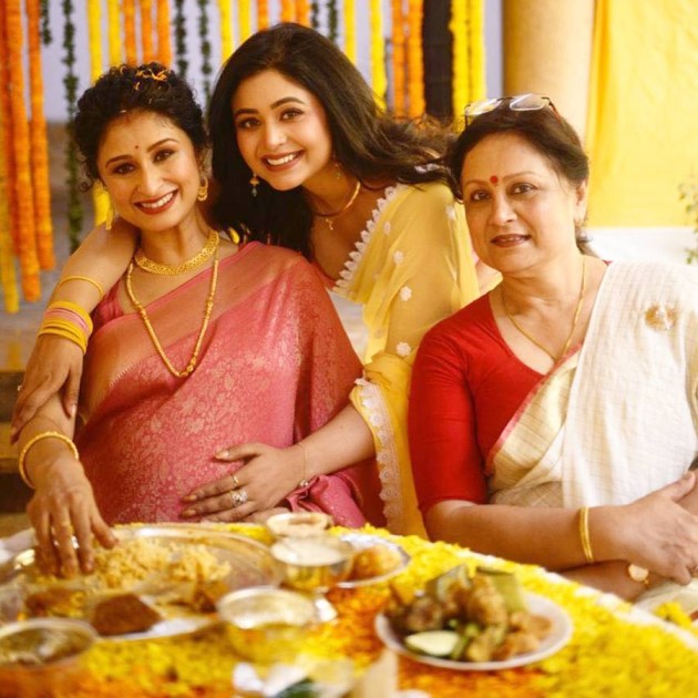 দুই কন্যা চিত্রাঙ্গদা শতরূপা এবং ঋতাভরী চক্রবর্তীর সঙ্গে শতরূপা সান্যাল।