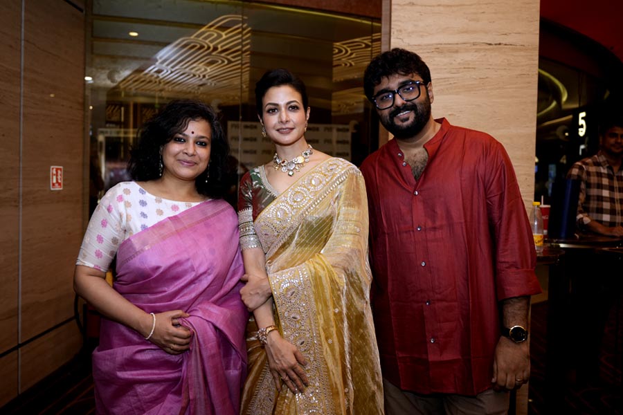পরিচালক অন্নপূর্ণা এবং চিত্রনাট্যকার সদীপ ভট্টাচার্যের সঙ্গে কোয়েল। 