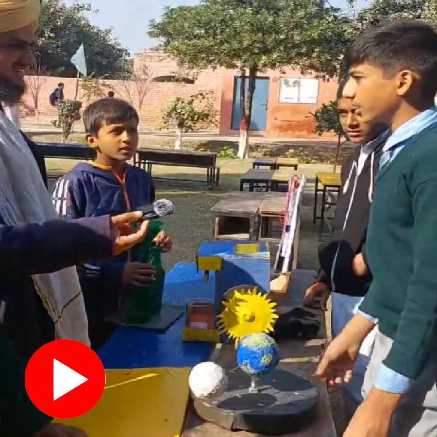 Video shows Pakistani Maulana giving science lesson to student and says earth is stationary, internet reacts