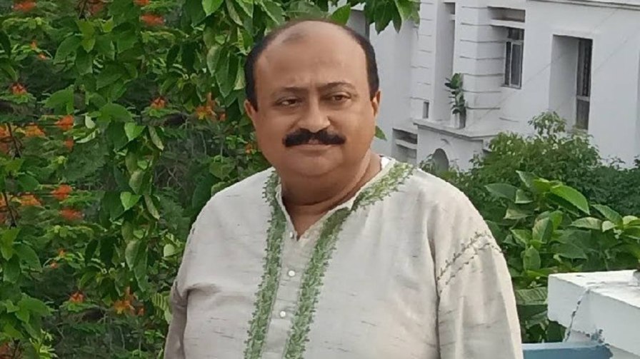 ‘নয়ন রহস্য’ ছবিতে অভিজিৎ গুহ।