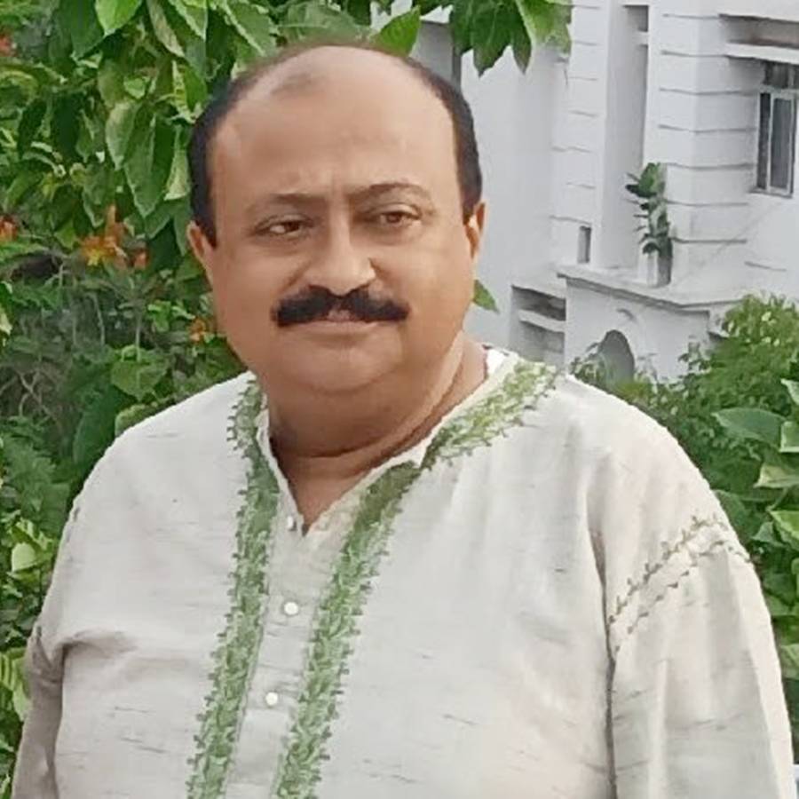 ‘নয়ন রহস্য’ ছবিতে অভিজিৎ গুহ।