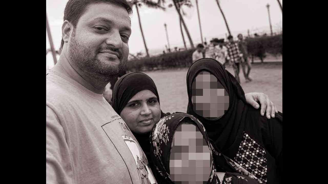 পরিবারের সঙ্গে আবদুল্লা দোকারিয়া। ছবি: সংগৃহীত।