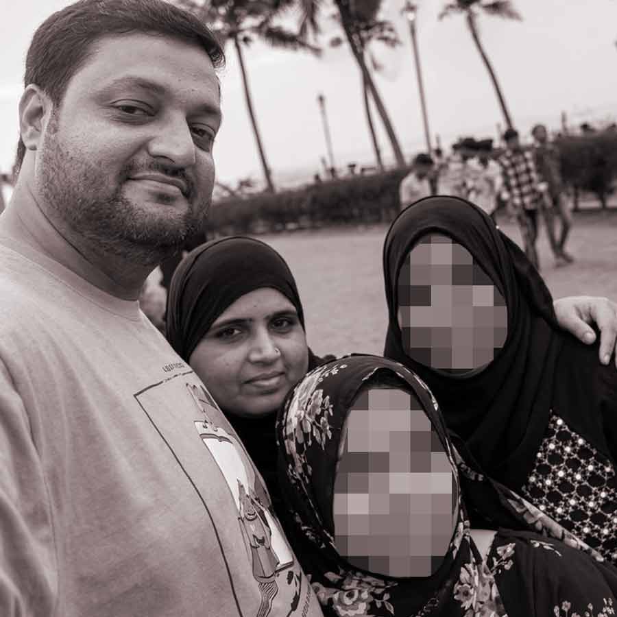 পরিবারের সঙ্গে আবদুল্লা দোকারিয়া। ছবি: সংগৃহীত।