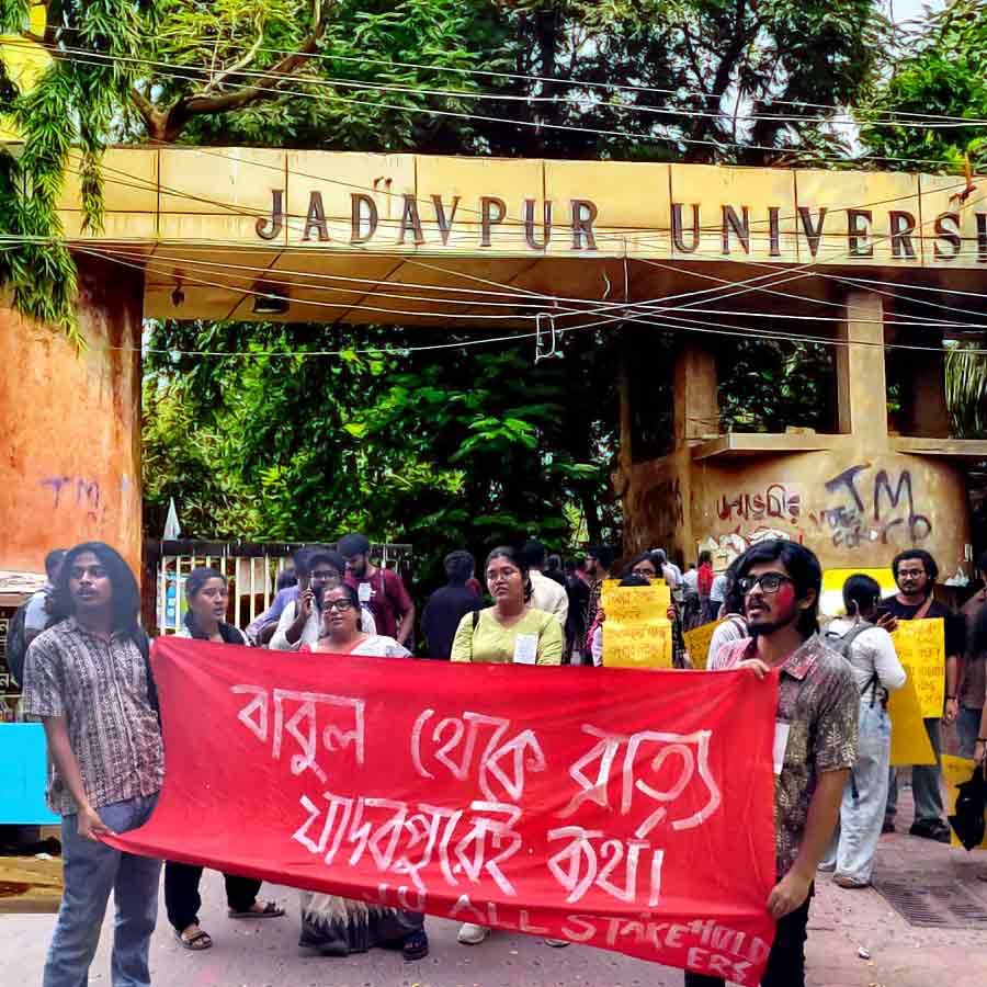 যাদবপুর বিশ্ববিদ্যালয়ের মূল ফটকের সামনে প্রতিবাদ মিছিল।