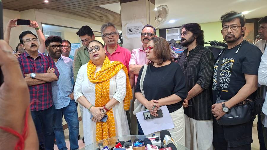 বৈঠকের পরে সাংবাদিকদের মুখোমুখি আর্টিস্ট ফোরাম এবং ইম্‌‌পার সদস্যেরা।