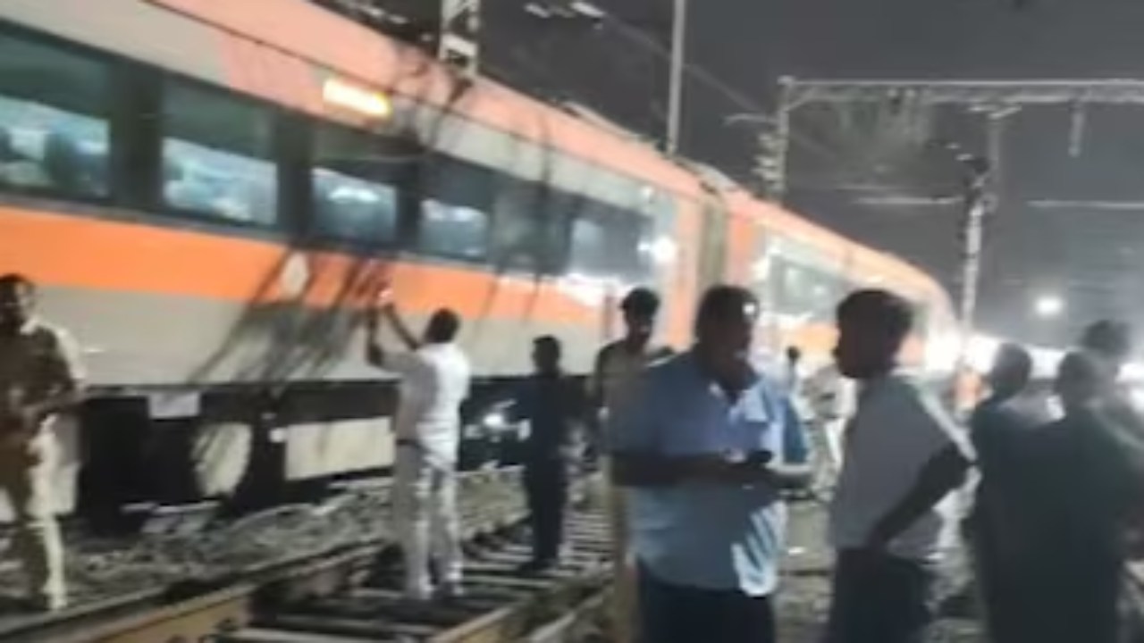 সোমবার সন্ধ্যায় বন্দে ভারত এক্সপ্রেস পুণে স্টেশনের অদূরে লাইনচ্যুত হয়েছে।