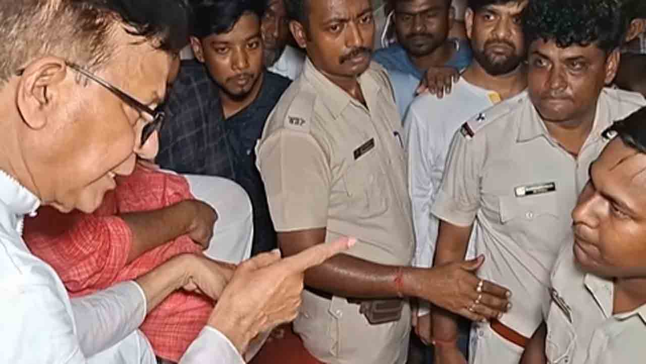 Salim and Shatrup Ghosh got into an argument with the police in Kaliganj