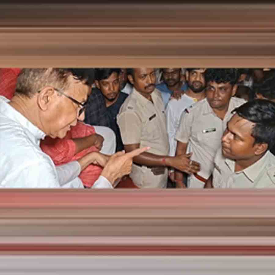 Salim and Shatrup Ghosh got into an argument with the police in Kaliganj