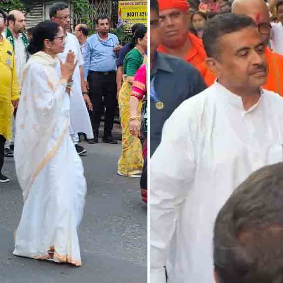 (বাঁ দিকে) ভবানীপুরের রাস্তায় মুখ্যমন্ত্রী মমতা বন্দ্যোপাধ্যায়। এবং ভবানীপুরে বিরোধী দলনেতা শুভেন্দু অধিকারী।(ডান দিকে)।