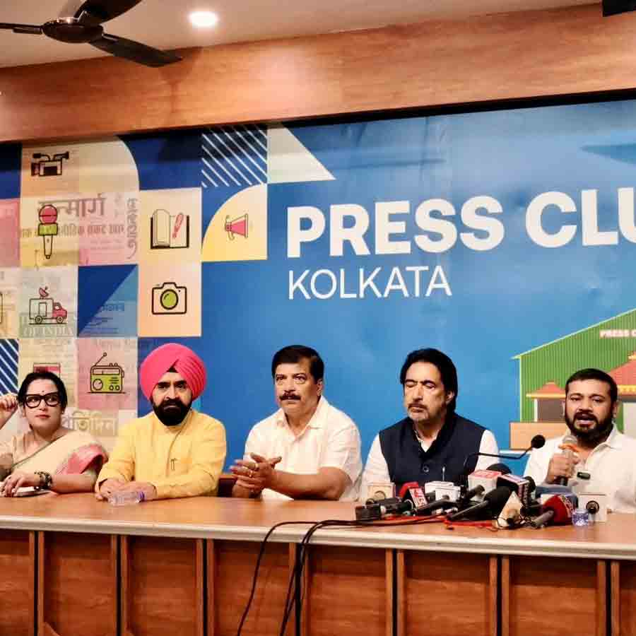 কংগ্রেস নেতা কানহাইয়া কুমার, এআইসিসি পর্যবেক্ষক গুলাম আহমেদ মীর, সুদীপ রায় বর্মণ প্রমুখ। কলকাতা প্রেস ক্লাবে।