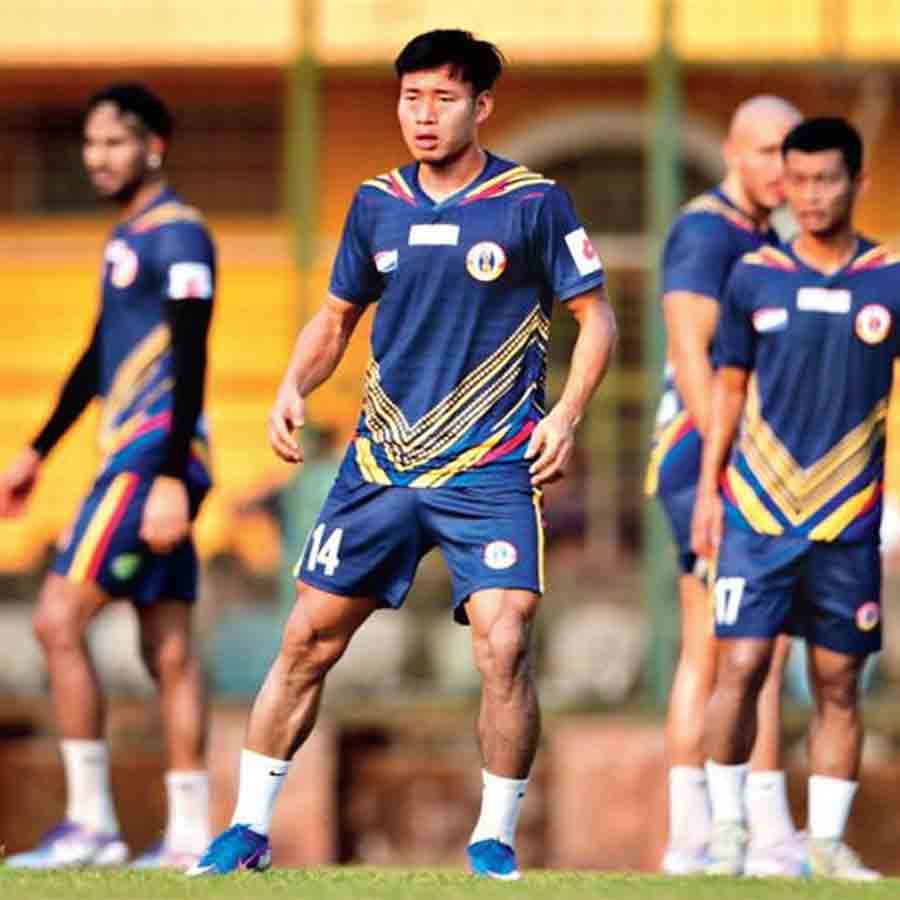 মহড়া: গোয়ার সালভাদর মাঠে ওড়িশা ম্যাচের প্রস্তুতিতে অ্যান্টন, ডেভিডরা। সোমবার। সৌজন্য ইস্টবেঙ্গল