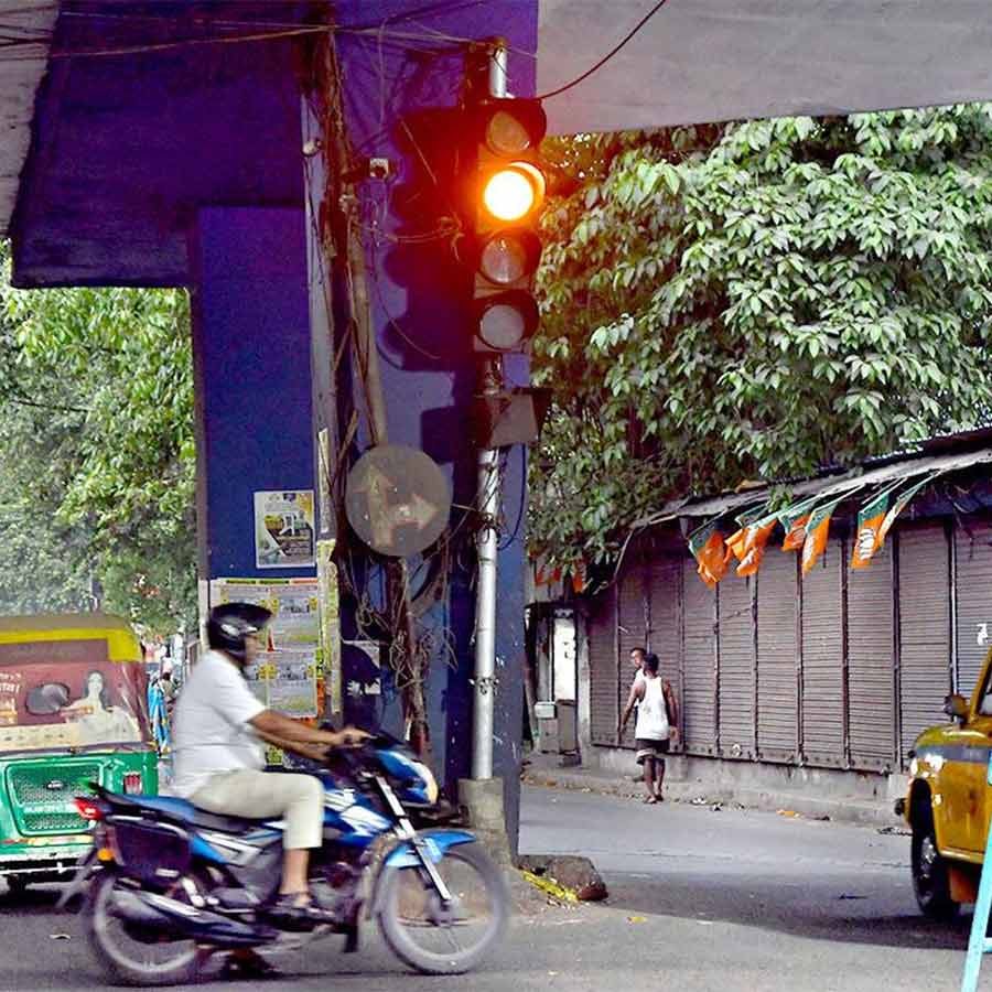 বিপজ্জনক: হাওড়া ময়দান এলাকায় হলুদ আলো জ্বলছে ট্র্যাফিক সিগন্যালে।