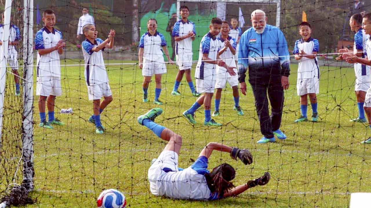 মঙ্গলবার সকালে সিকিমের গ্যাংটকে ছোটদের সঙ্গে ফুটবল খেলেন প্রধানমন্ত্রী নরেন্দ্র মোদী।