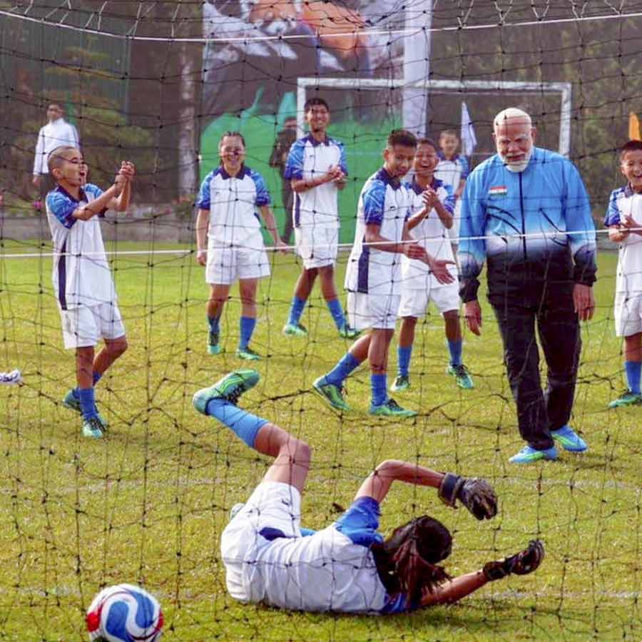 মঙ্গলবার সকালে সিকিমের গ্যাংটকে ছোটদের সঙ্গে ফুটবল খেলেন প্রধানমন্ত্রী নরেন্দ্র মোদী।