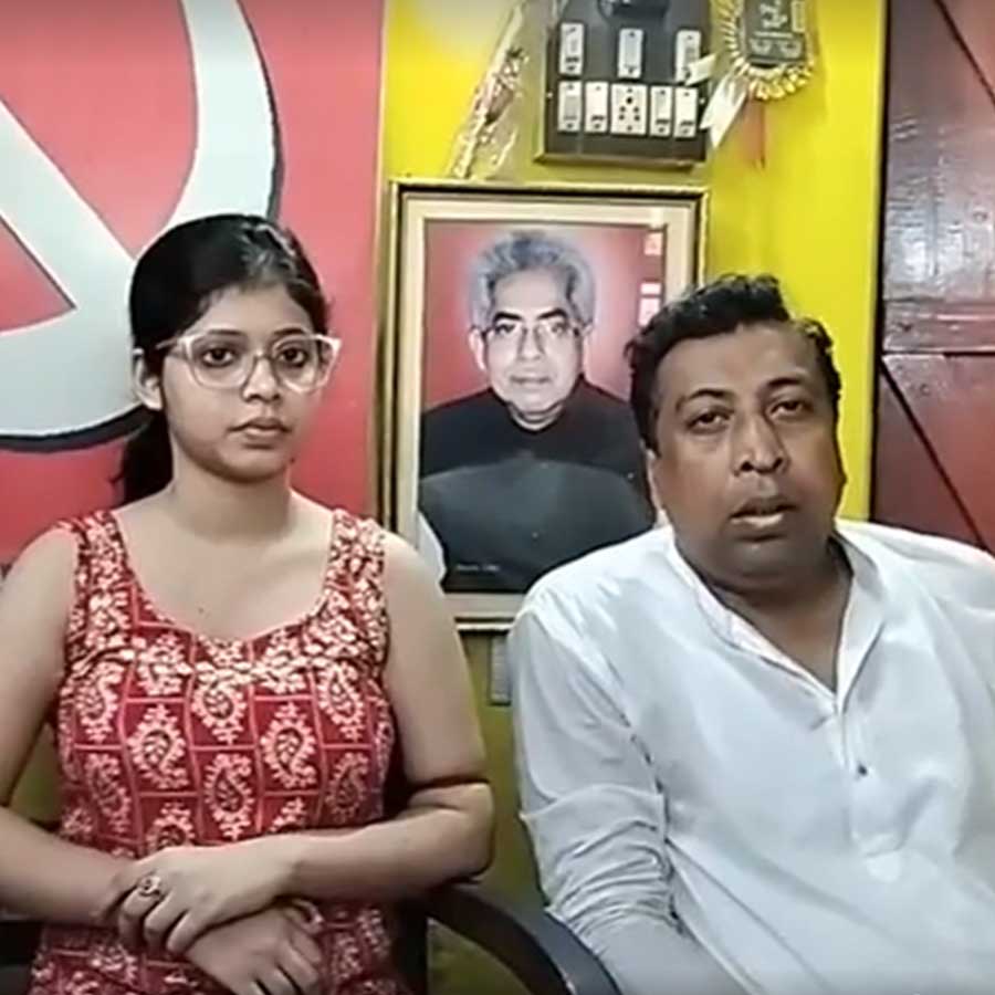 সিপিএম প্রার্থী কলতান দাশগুপ্তের সঙ্গে ‘আক্রান্ত’ তরুণী।